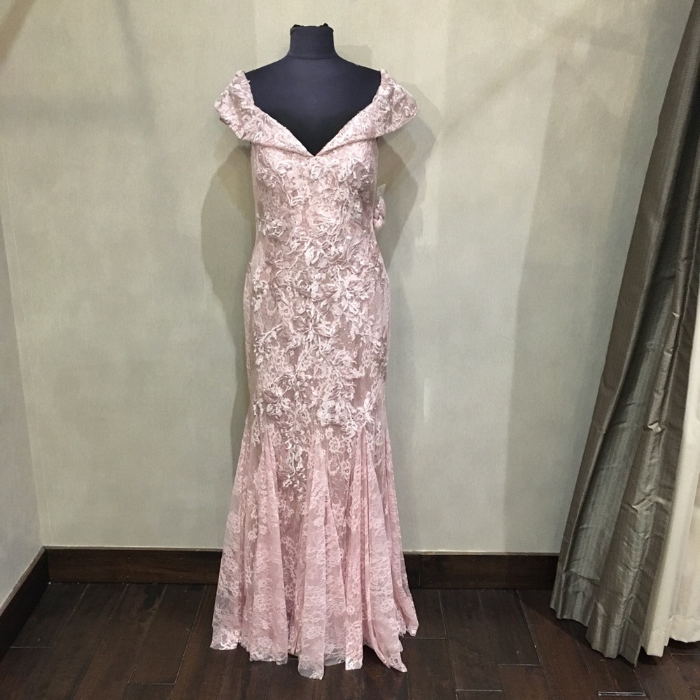 Daymor Size 10 Gown